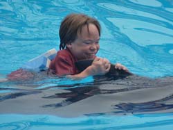 Maria bei der Delphintherapie auf der Krim