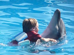 Maria bei der Delphintherapie auf der Krim