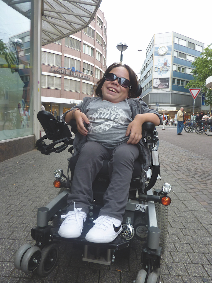 Junge Frau mit MPS Typ 4 im Rollstuhl