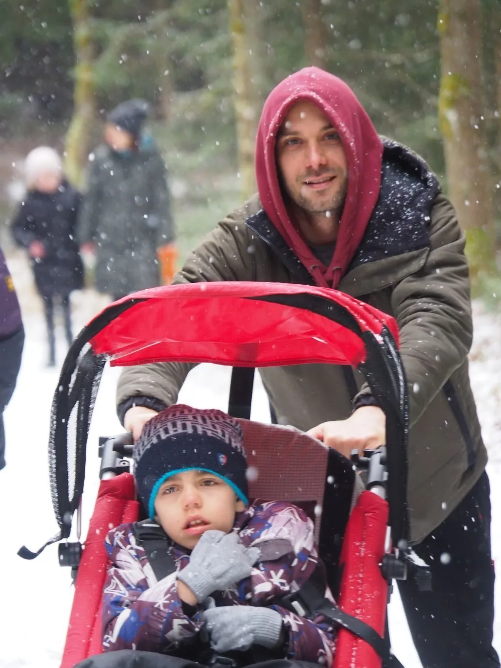 Dima mit Papa im Schnee