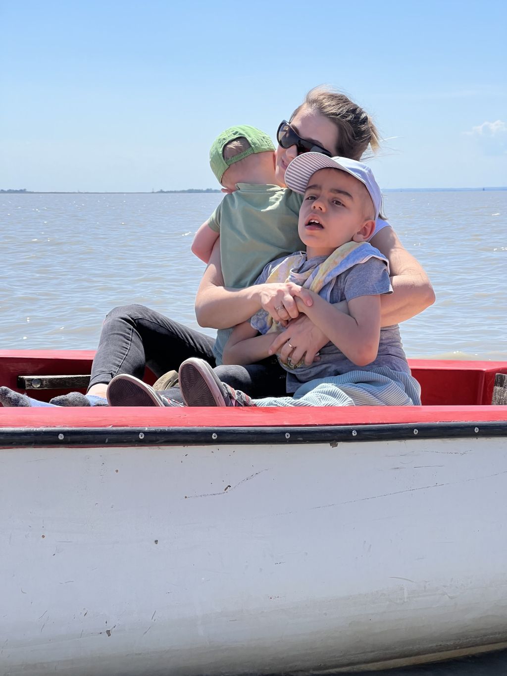 Mama mit Dima und seinem Bruder im Boot