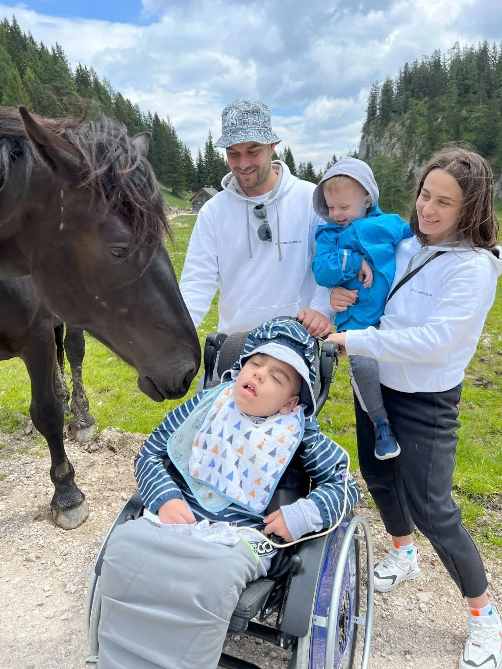 Dima, Bub mit MPS Typ 3, mit Bruder, Mama und Papa in der Bergen beim Ausflug