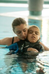 Dima, Bub mit MPS Typ 3, bei der Schwimmtherapie
