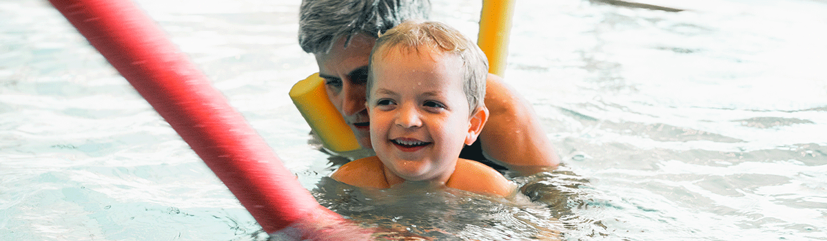 Junge mit MPSI bei der Physiotherapie im Wasser