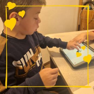 MPS-Bub mit Laptop mit Logopädie-Lernspiel | MPS-Austria