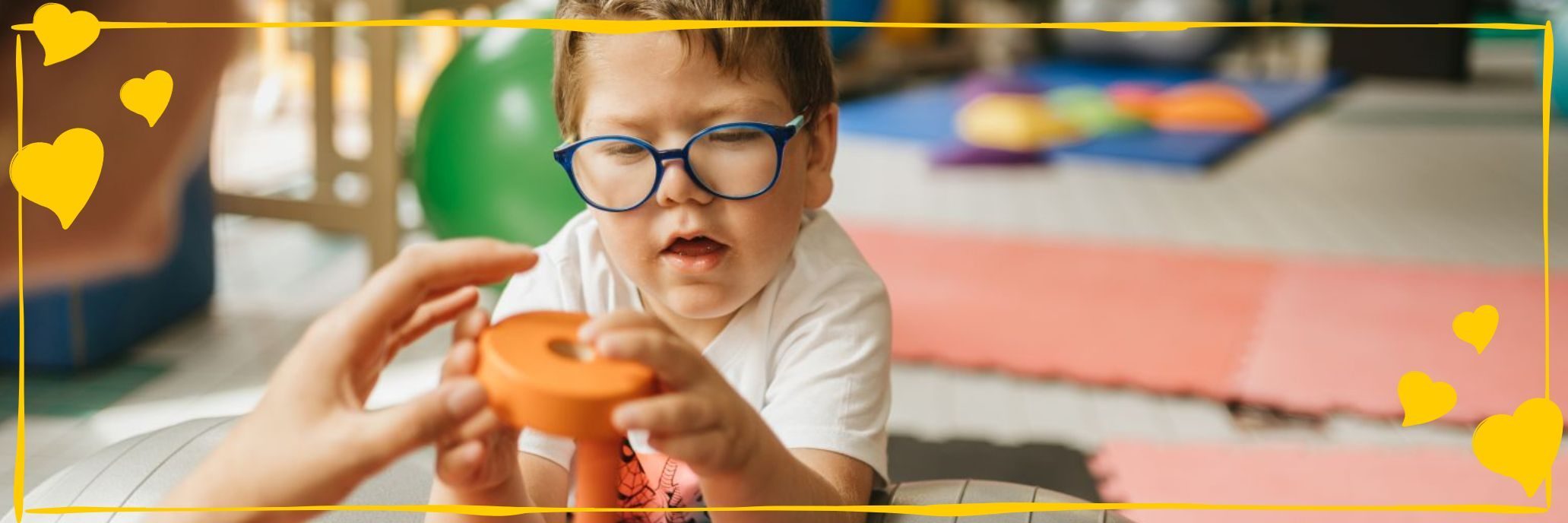 MPS-Bub mit ergotherapeutischem Spielzeug, Header | MPS-Austria
