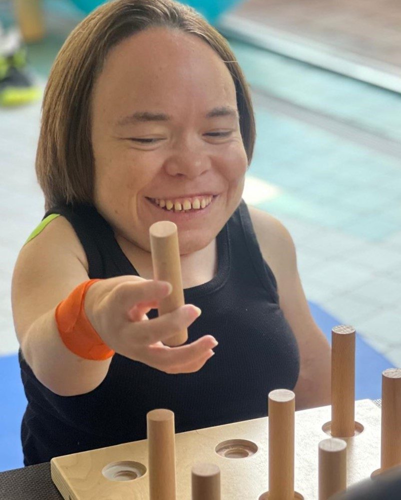 MPS-Patientin mit Therapiespielzeug | MPS-Austria