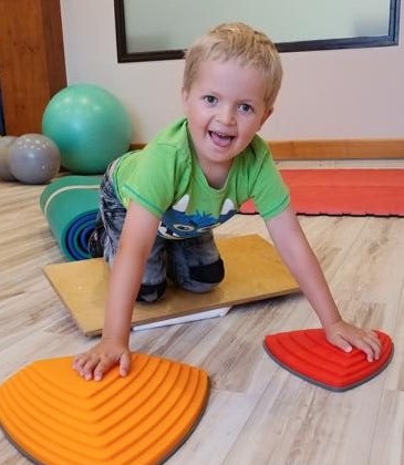 MPS-Kind_Therapie_MPS-Austria MPS-Bub bei der Therapie | MPS-Austria