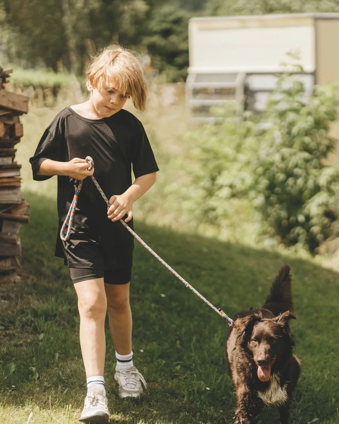 MPS-Bub mit Therapiehund | MPS-Austria