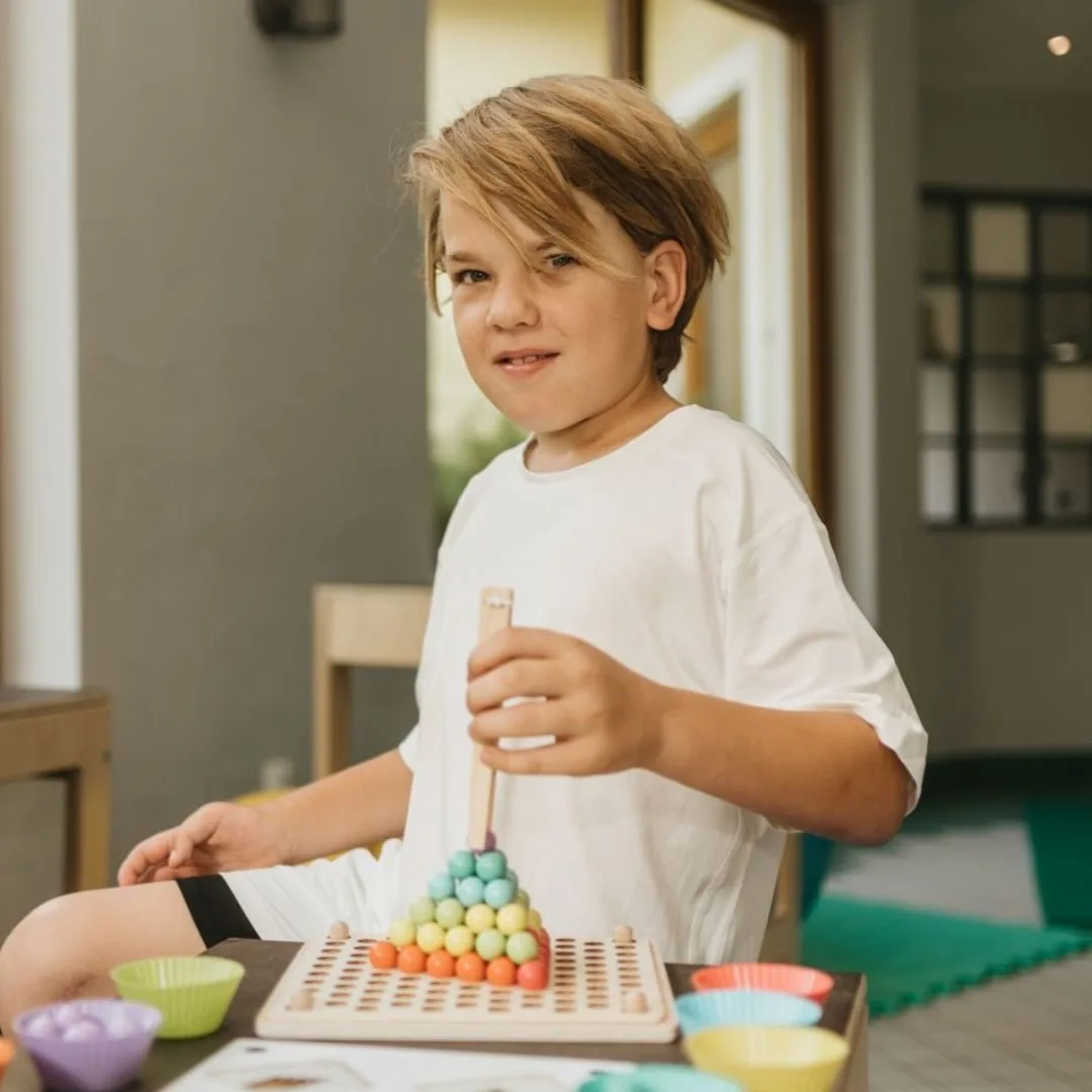 MPS-Bub mit Therapiespiel | MPS-Austria