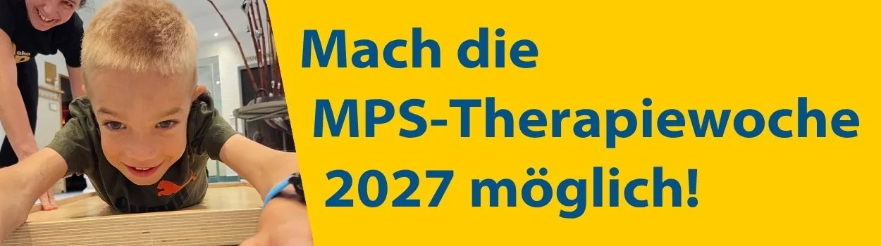 Mach die MPS-Therapiewoche 2027 möglich! MPS-Bub auf Rollbrett in Physiotherapie | MPS Austria