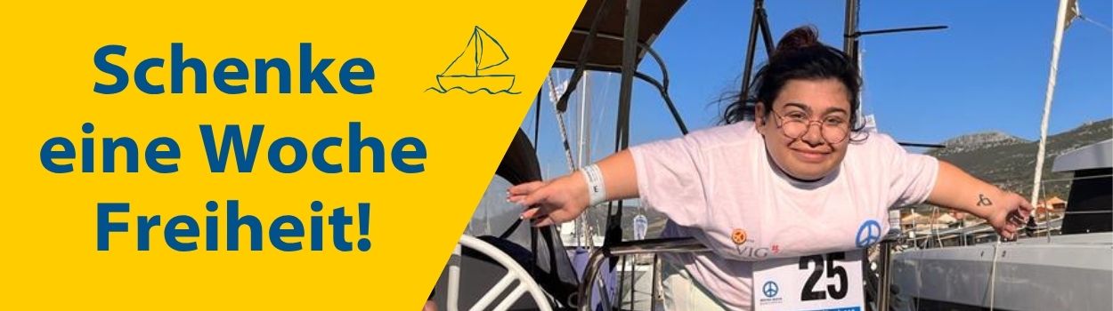 Website-Header (1250 x 350 px)(27) Schenke eine Woche Freiheit, MPS-Patientin mit ausgebreiteten Armen auf Mirno More Schiff | MPS Autria